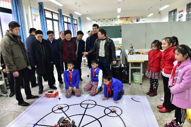 顧秀蓮赴重慶調(diào)研關心下一代工作，視察“少年硅谷”項目