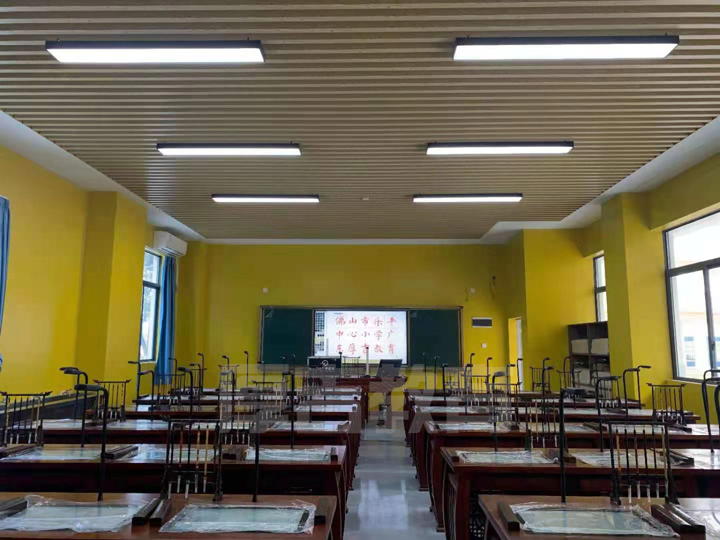 學(xué)校<a href='http://www.qmcku.cn/chanpin/57-1.html' target='1' style='font-size:18px; font-weight:bold; color:#000000;'>書法室</a>