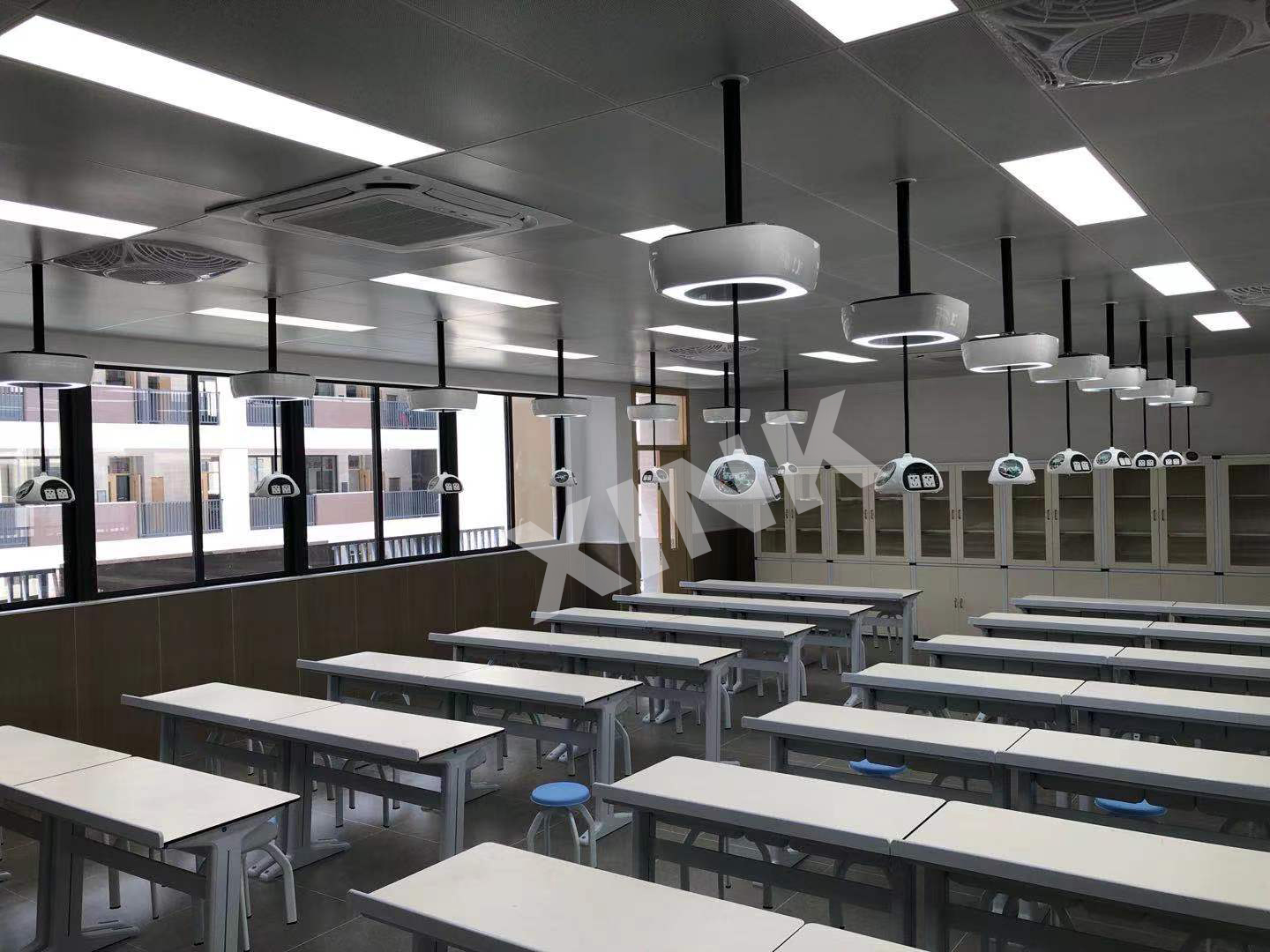 吊裝<a href='http://www.qmcku.cn/' target='1' style='font-size:14px; font-weight:bold; color:#0080ff;'>物理實(shí)驗(yàn)室</a>