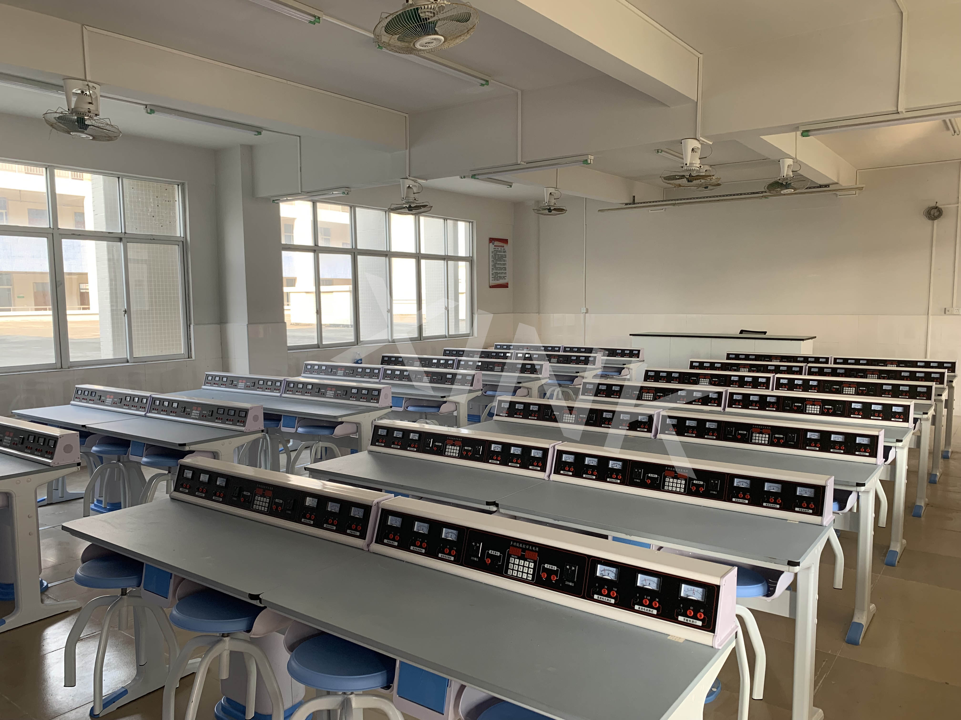 <a href='http://www.qmcku.cn/' target='1' style='font-size:14px; font-weight:bold; color:#0080ff;'>物理實驗室</a>