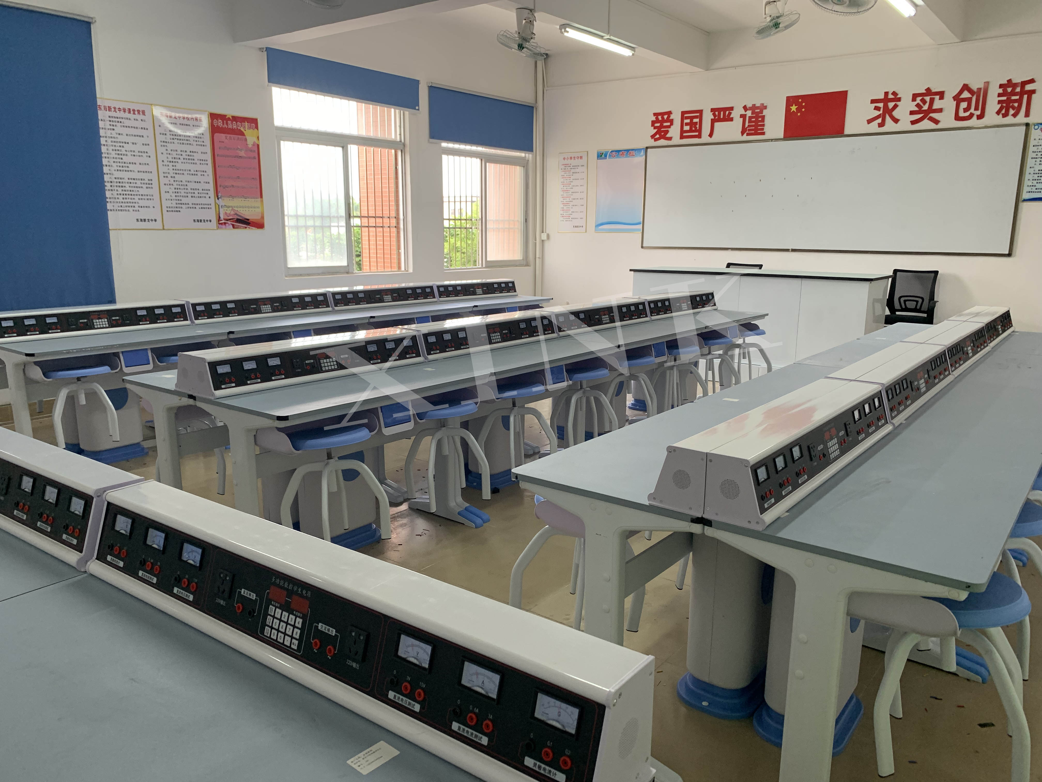 電學(xué)<a href='http://www.qmcku.cn/' target='1' style='font-size:14px; font-weight:bold; color:#0080ff;'>物理實(shí)驗(yàn)室</a>