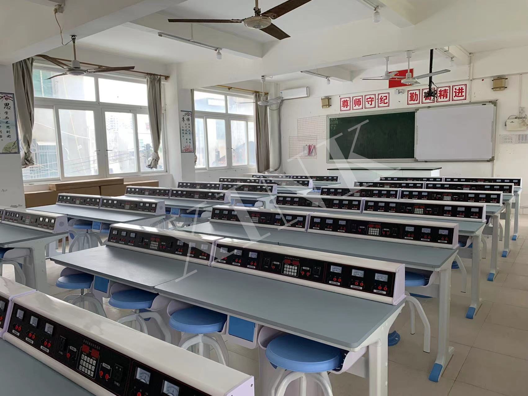 電學(xué)<a href='http://www.qmcku.cn/' target='1' style='font-size:14px; font-weight:bold; color:#0080ff;'>物理實(shí)驗(yàn)室</a>