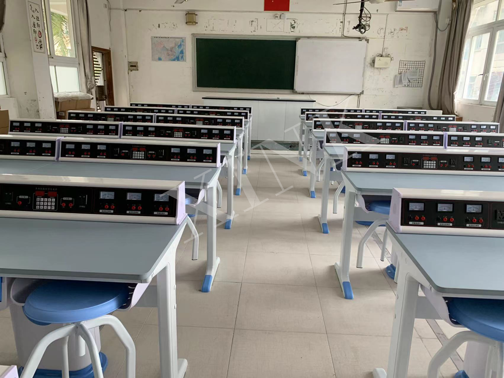 <a href='http://www.qmcku.cn/' target='1' style='font-size:14px; font-weight:bold; color:#0080ff;'>物理實(shí)驗(yàn)室</a>